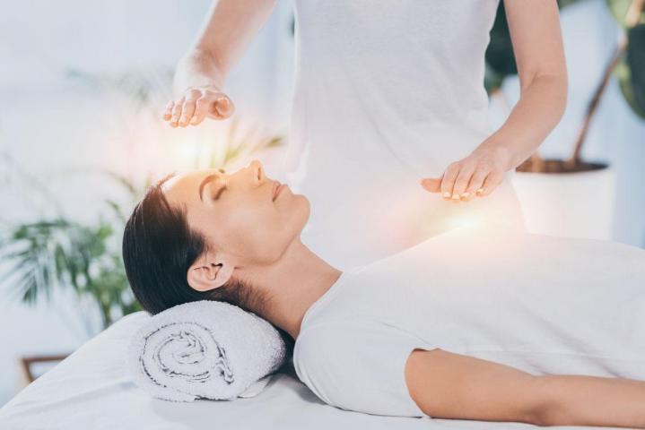 Lors des formations Reiki, j’enseigne aux participants les techniques pour gérer le stress, la douleur et les émotions.